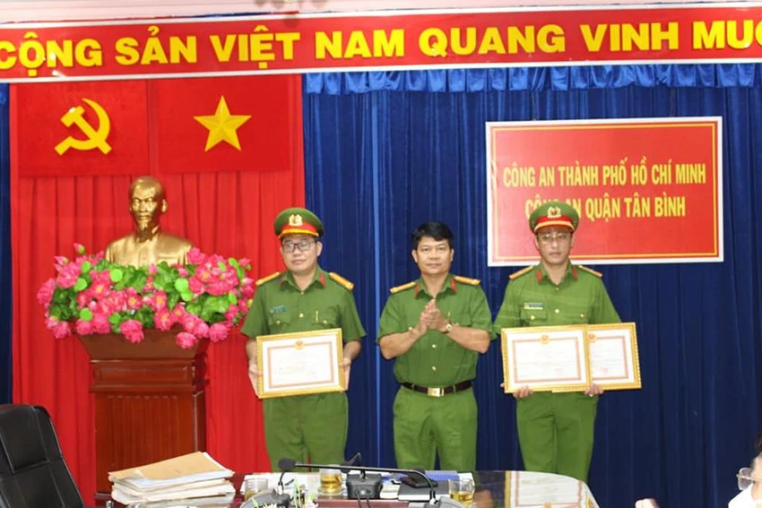 Lãnh đạo Công an quận Tân Bình đã trao giấy khen cùng tiền thưởng cho Đội CSHS và Đội Cảnh sát điều tra tội phạm về Ma túy. Ảnh: CA Lãnh đạo Công an quận Tân Bình đã trao giấy khen cùng tiền thưởng cho Đội CSHS và Đội Cảnh sát điều tra tội phạm về Ma túy. Ảnh: CA