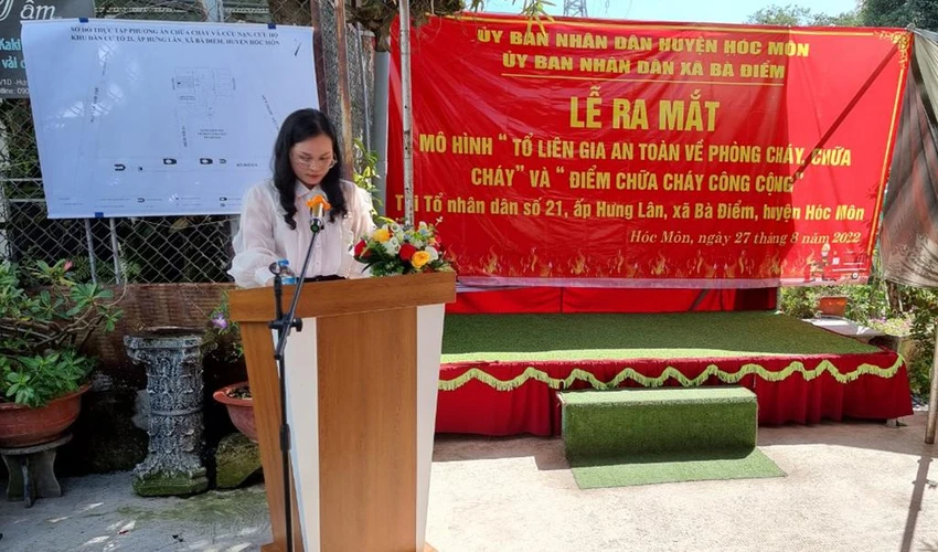 Theo bà Lê Thụy Mỵ Châu, Phó Chủ tịch UBND huyện Hóc Môn, mỗi hộ sẽ tự trang bị bình chữa cháy xách tay, dụng cụ phá dỡ, nút ấn báo cháy, chuông báo cháy được kết nối liên thông. Ảnh: NT Theo bà Lê Thụy Mỵ Châu, Phó Chủ tịch UBND huyện Hóc Môn, mỗi hộ sẽ tự trang bị bình chữa cháy xách tay, dụng cụ phá dỡ, nút ấn báo cháy, chuông báo cháy được kết nối liên thông. Ảnh: NT