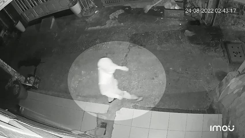 Nam thanh niên rình rập trước căn nhà. Ảnh chụp từ clip Nam thanh niên rình rập trước căn nhà. Ảnh chụp từ clip
