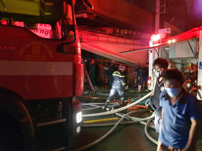 Đến rạng sáng cùng ngày, việc dập lửa tàn vẫn đang được triển khai. Ảnh: HT Đến rạng sáng cùng ngày, việc dập lửa tàn vẫn đang được triển khai. Ảnh: HT