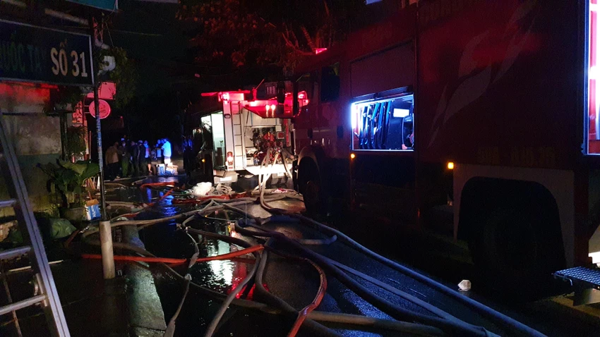 Cảnh sát PCCC nhanh chóng có mặt khống chế đám cháy. Ảnh: HT Cảnh sát PCCC nhanh chóng có mặt khống chế đám cháy. Ảnh: HT