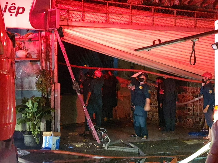 Cảnh sát phá cửa nhà kho, tiếp cận bên trong để dập lửa. Ảnh: HT Cảnh sát phá cửa nhà kho, tiếp cận bên trong để dập lửa. Ảnh: HT