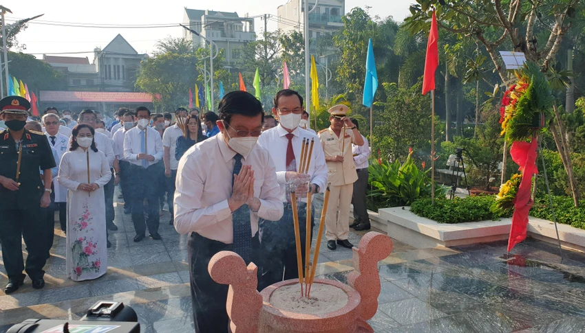 Ông Trương Tấn Sang - Nguyên Chủ tịch Nước CHXHCN Việt Nam và ông Nguyễn Văn Nên - Bí thư Thành ủy TP.HCM thắp hương tại Đài Tưởng niệm các liệt sỹ hy sinh tại Nhà thương Giếng nước. Ảnh: NT Ông Trương Tấn Sang - Nguyên Chủ tịch Nước CHXHCN Việt Nam và ông Nguyễn Văn Nên - Bí thư Thành ủy TP.HCM thắp hương tại Đài Tưởng niệm các liệt sỹ hy sinh tại Nhà thương Giếng nước. Ảnh: NT