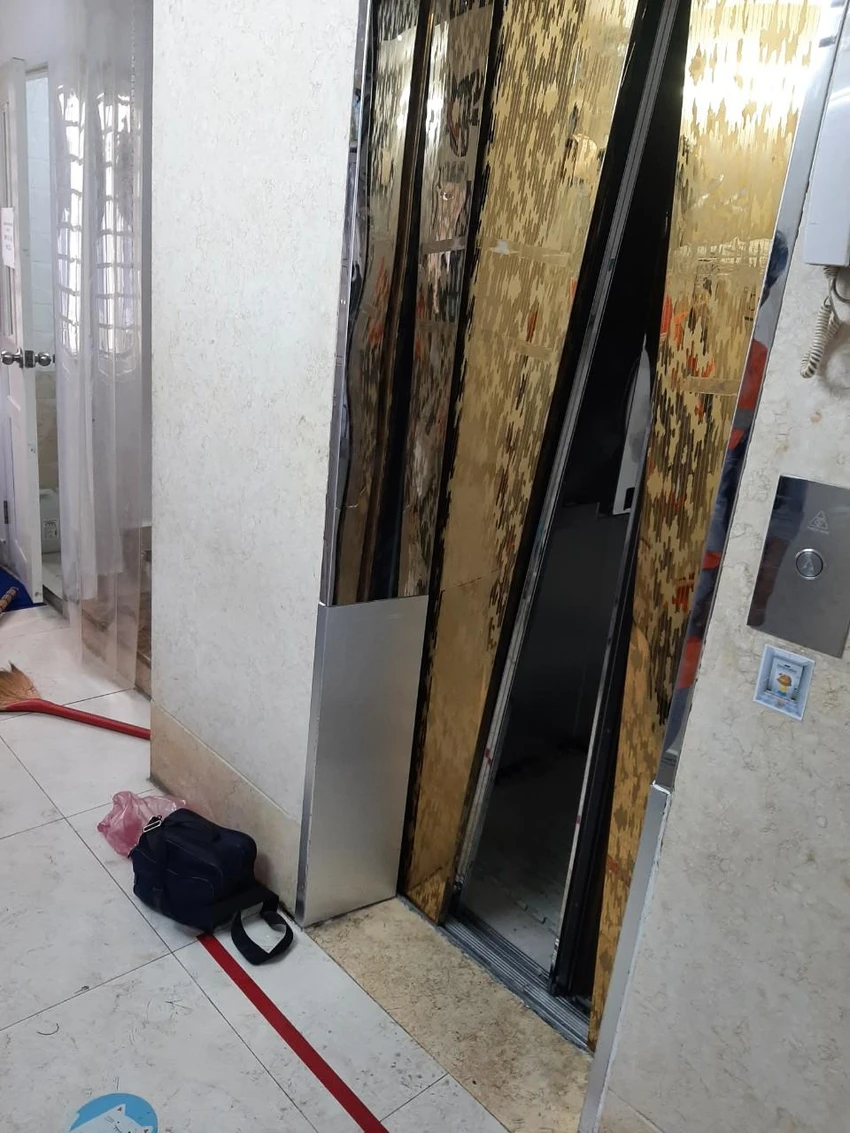 Cảnh sát đã dùng kìm thủy lực, banh cửa thang máy, giải cứu các nạn nhân ra ngoài. Ảnh: PC07 Cảnh sát đã dùng kìm thủy lực, banh cửa thang máy, giải cứu các nạn nhân ra ngoài. Ảnh: PC07