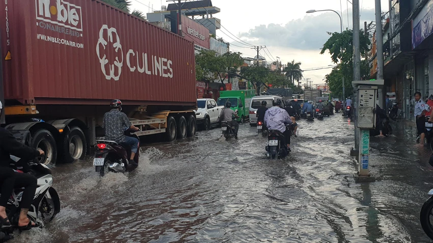 Một người dân sống trên đường Nguyễn Ảnh Thủ Cho biết tuyến đường này thời gian gần đây thường hay bị ngập mỗi khi mưa lớn. Việc lưu thông và kinh doanh buôn bán của người dân gặp không ít khó khăn. Ảnh: NT Một người dân sống trên đường Nguyễn Ảnh Thủ Cho biết tuyến đường này thời gian gần đây thường hay bị ngập mỗi khi mưa lớn. Việc lưu thông và kinh doanh buôn bán của người dân gặp không ít khó khăn. Ảnh: NT