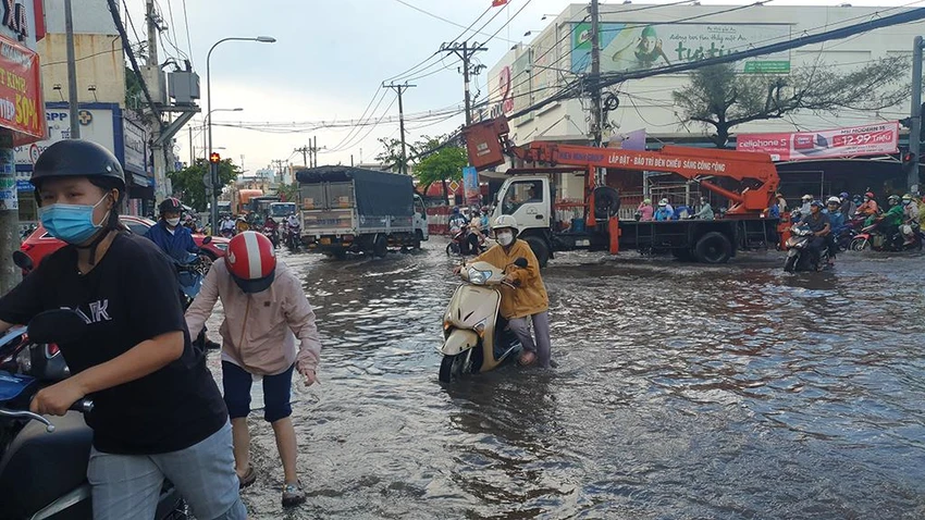 Tại giao lộ đường Nguyễn Ảnh Thủ - Song Hành QL 22, mưa lớn một đoạn dài bị ngập. Ảnh: NT Tại giao lộ đường Nguyễn Ảnh Thủ - Song Hành QL 22, mưa lớn một đoạn dài bị ngập. Ảnh: NT