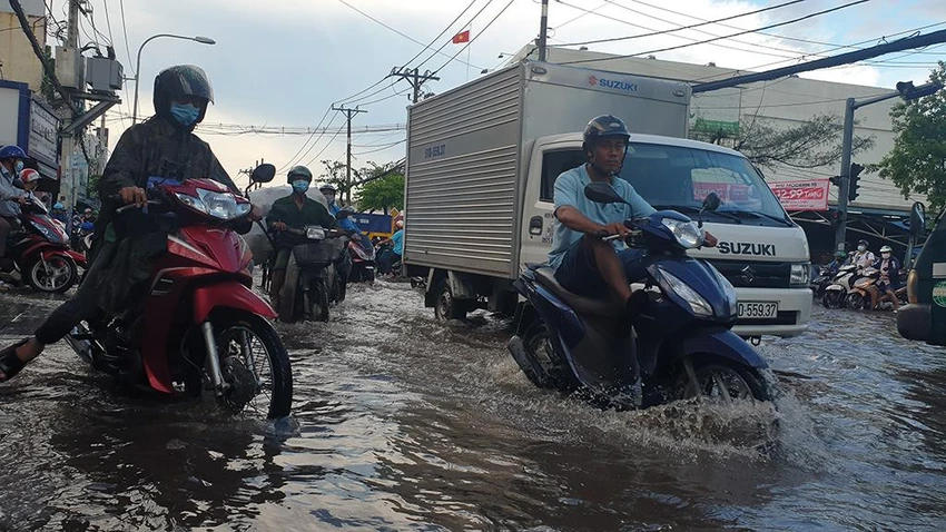 Trong lúc đó, mưa lớn cũng khiến một số tuyến đường trên địa bàn bị ngập. Ảnh: NT Trong lúc đó, mưa lớn cũng khiến một số tuyến đường trên địa bàn bị ngập. Ảnh: NT