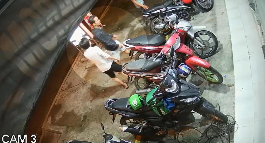 Trước đó, nam thanh niên này cùng với ba người bạn vào tiệm chơi bida. Ảnh chụp từ clip Trước đó, nam thanh niên này cùng với ba người bạn vào tiệm chơi bida. Ảnh chụp từ clip