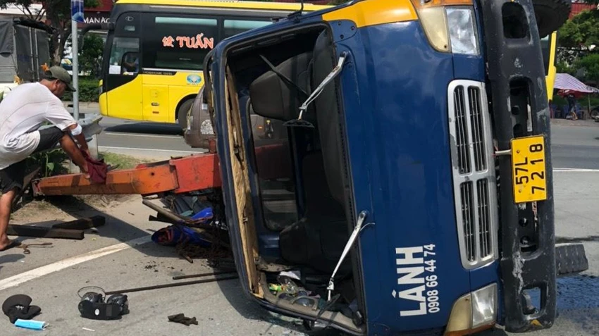 Tài xế may mắn chỉ bị xây xát nhẹ sau vụ việc. Ảnh: HT Tài xế may mắn chỉ bị xây xát nhẹ sau vụ việc. Ảnh: HT