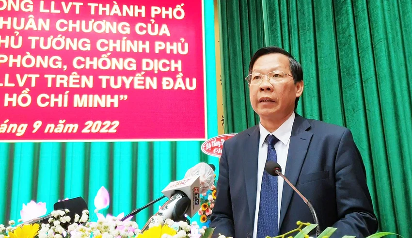 Chủ tịch UBND TP.HCM Phan Văn Mãi đánh giá cao việc Bộ Tư lệnh TP.HCM đã chuẩn bị, biên tập, phát hành hai cuốn sách. Ảnh: NT