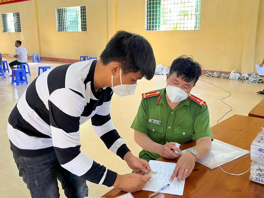 Những người được đặc xá bày tỏ vui mừng, gửi lời cảm ơn và xin hứa sẽ làm người có ích cho xã hội, không vi phạm pháp luật. Ảnh: BV Những người được đặc xá bày tỏ vui mừng, gửi lời cảm ơn và xin hứa sẽ làm người có ích cho xã hội, không vi phạm pháp luật. Ảnh: BV