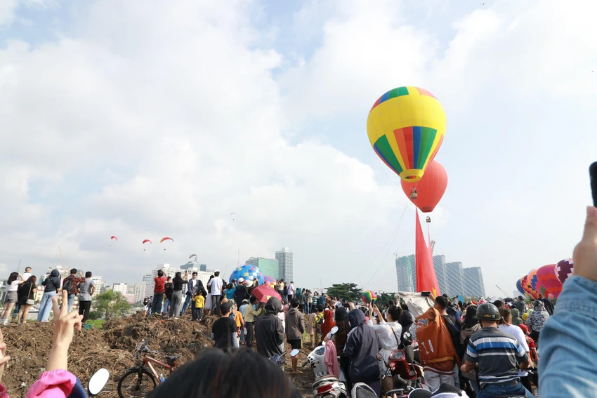 Thời tiết sáng ngày 2-9 khá đẹp, rất thuận tiện cho người dân đi chơi, thăm các di tích lịch sử cũng như tham gia hoạt động mừng Quốc khánh. Ảnh: NT Thời tiết sáng ngày 2-9 khá đẹp, rất thuận tiện cho người dân đi chơi, thăm các di tích lịch sử cũng như tham gia hoạt động mừng Quốc khánh. Ảnh: NT
