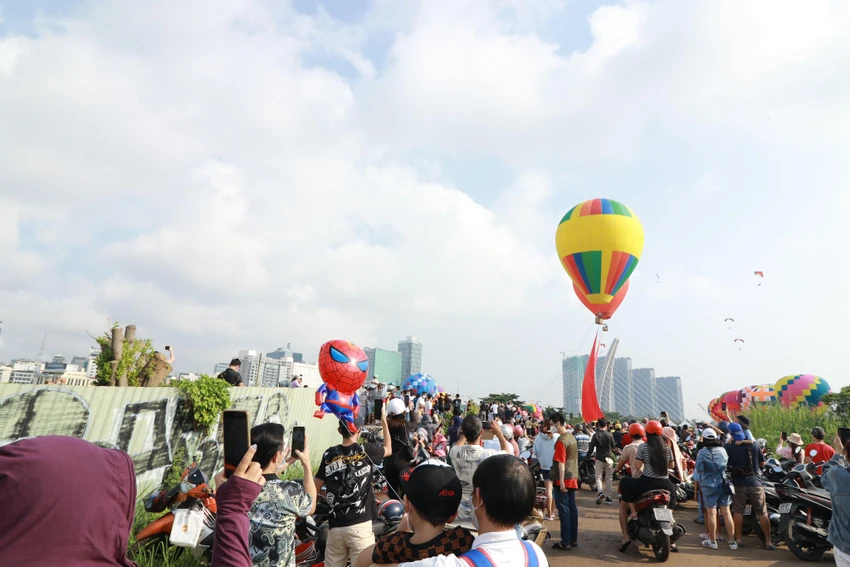 Nhiều người hân hoan chụp hình lưu lại khoảnh khắc lá cờ bay lên. Ảnh: NT Nhiều người hân hoan chụp hình lưu lại khoảnh khắc lá cờ bay lên. Ảnh: NT