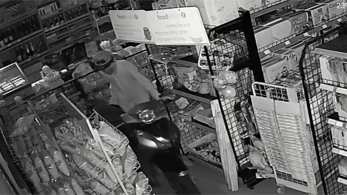Việc đi chơi dài ngày, nhà không có người trông coi sẽ tạo điều kiện cho trộm cắp tài sản nên người dân cần nâng cao cảnh giác. (Trong ảnh, là kẻ trộm đột nhập nhà dân ở huyện Bình Chánh hôm 9-8). Ảnh chụp từ clip