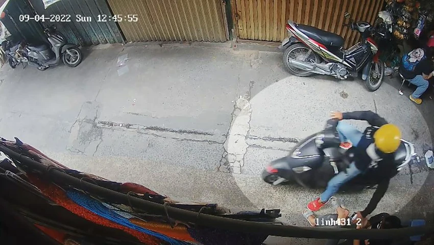 Nam thanh niên đi xe tay ga áp sát, giật điện thoại của cô gái. Ảnh chụp từ clip Nam thanh niên đi xe tay ga áp sát, giật điện thoại của cô gái. Ảnh chụp từ clip