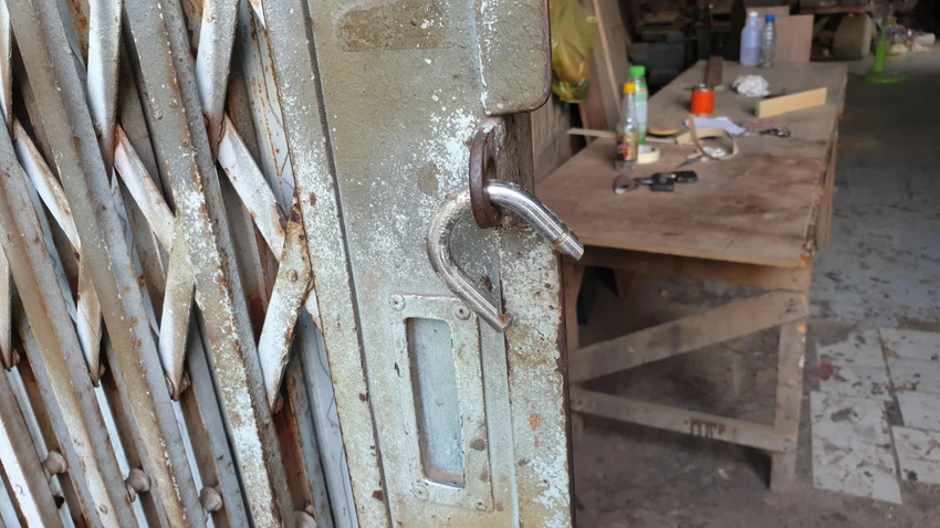 Trộm phá bốn ổ khóa ở xưởng mộc của ông D lấy đi nhiều máy móc giá trị. Ảnh: NT Trộm phá bốn ổ khóa ở xưởng mộc của ông D lấy đi nhiều máy móc giá trị. Ảnh: NT