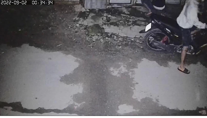 Do không thấy tài sản giá trị, hai thanh niên này rời đi. Ảnh chụp từ clip Do không thấy tài sản giá trị, hai thanh niên này rời đi. Ảnh chụp từ clip