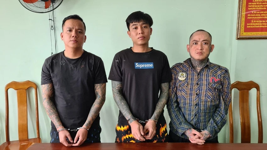 Trí (ngoài cùng, bên trái), Khoa (giữa) tại cơ quan điều tra. Ảnh: CA Trí (ngoài cùng, bên trái), Khoa (giữa) tại cơ quan điều tra. Ảnh: CA