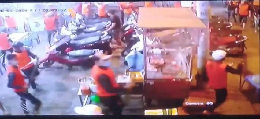 Trước đó, nhóm người do Trí tổ chức tới đập phá quán ốc trên địa bàn quận Bình Tân. Ảnh chụp từ clip Trước đó, nhóm người do Trí tổ chức tới đập phá quán ốc trên địa bàn quận Bình Tân. Ảnh chụp từ clip