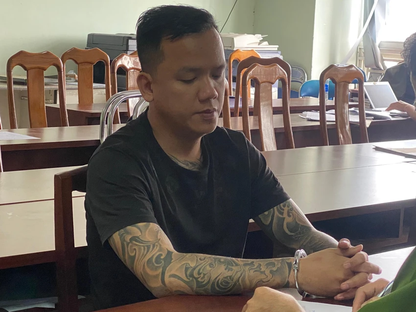 Công an lấy lời khai với Trí. Ảnh: CA Công an lấy lời khai với Trí. Ảnh: CA