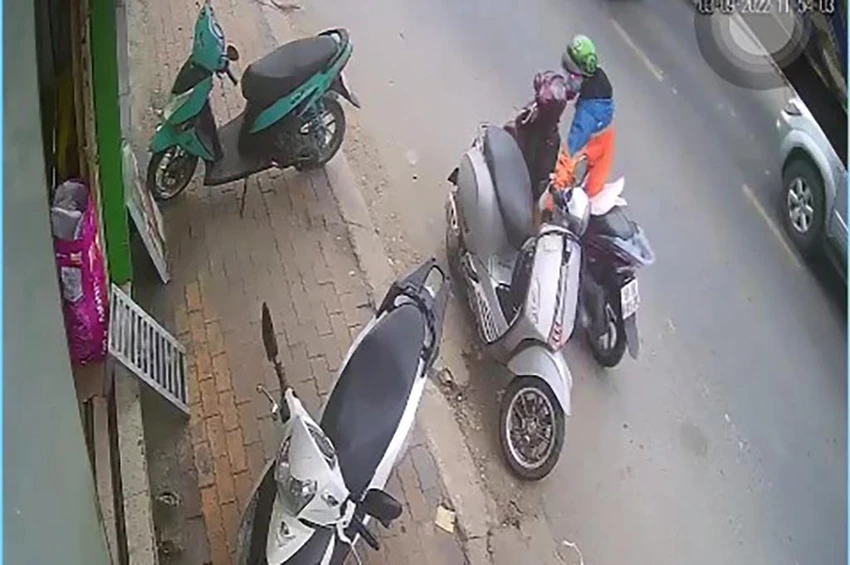 Người đàn ông mặc áo của một hãng giao hàng công nghệ đã tiếp cận, lấy ba lô của cô gái. Ảnh chụp từ clip Người đàn ông mặc áo của một hãng giao hàng công nghệ đã tiếp cận, lấy ba lô của cô gái. Ảnh chụp từ clip