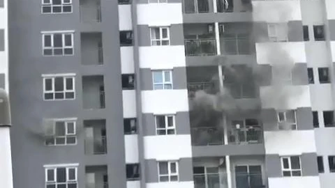 Khói lửa bốc ra từ căn hộ ở tầng bảy chung cư trên địa bàn quận Bình Tân. Ảnh: NT Khói lửa bốc ra từ căn hộ ở tầng bảy chung cư trên địa bàn quận Bình Tân. Ảnh: NT