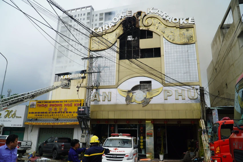 Vụ cháy ở quán karaoke khiến 14 người thiệt mạng, nhiều người khác bị thương. Ảnh: TÂN THƠ Vụ cháy ở quán karaoke khiến 14 người thiệt mạng, nhiều người khác bị thương. Ảnh: TÂN THƠ