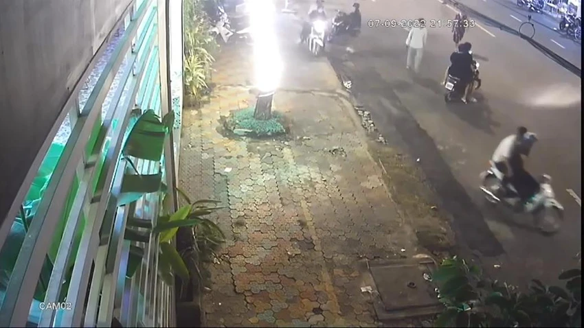 Nhóm người mang theo hung khí đi trên nhiều xe máy đến tìm em A và đuổi chém. Ảnh chụp từ clip