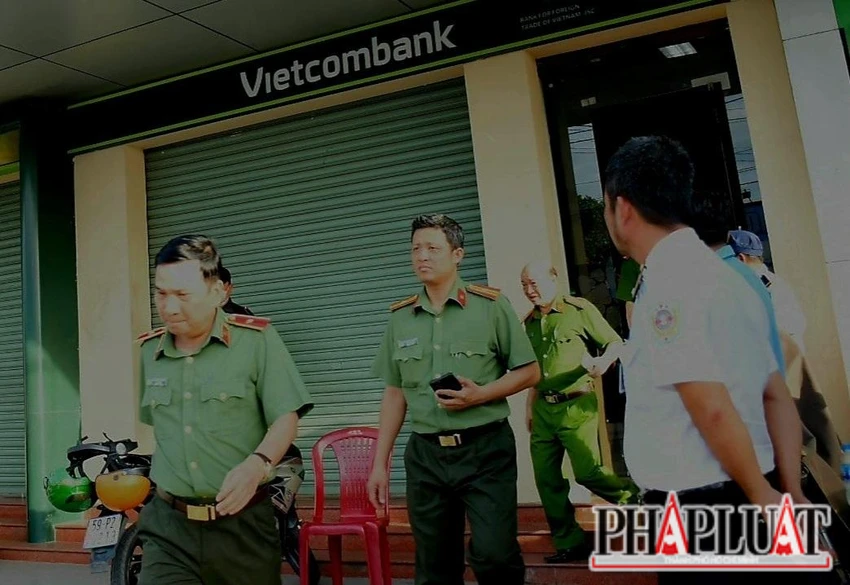 Thiếu tướng Nguyễn Sỹ Quang trực tiếp chỉ huy công an Đồng Nai tại hiện trường. Ảnh: PLO Thiếu tướng Nguyễn Sỹ Quang trực tiếp chỉ huy công an Đồng Nai tại hiện trường. Ảnh: PLO