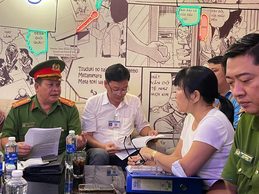 Thời gian này, công an TP.HCM tăng cường công tác kiểm tra, xử lý việc đảm bảo PCCC tại các cơ sở kinh doanh như quán bar, quán karaoke... trên địa bàn TP.HCM. Ảnh: CA