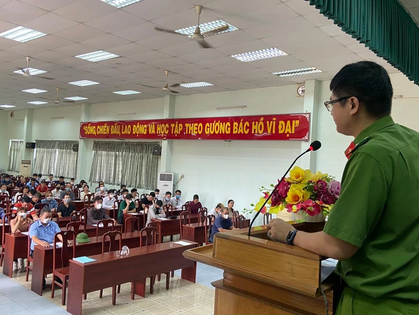 Công an TP.HCM kiểm tra, tuyên truyền về các biện pháp đảm bảo PCCC tại các cơ sở kinh doanh như quán bar, karaoke trên địa bàn quận Gò Vấp. Ảnh: CA