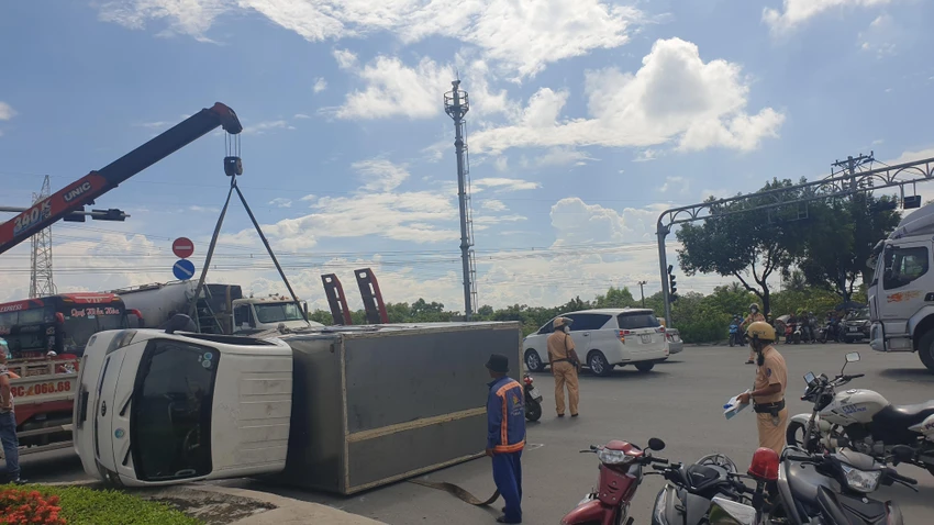 Chiếc xe tải bị tông, lật ngang giữa giao lộ đường Võ Trần Chí - Trần Văn Giàu. Ảnh: NT Chiếc xe tải bị tông, lật ngang giữa giao lộ đường Võ Trần Chí - Trần Văn Giàu. Ảnh: NT