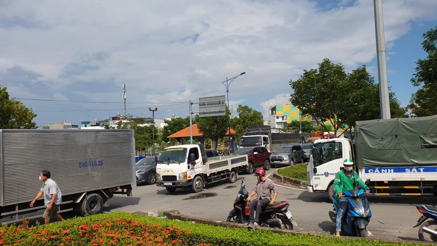 Ảnh hưởng từ va chạm khiến giao thông qua khu vực ùn ứ nghiêm trọng. Ảnh: NT Ảnh hưởng từ va chạm khiến giao thông qua khu vực ùn ứ nghiêm trọng. Ảnh: NT
