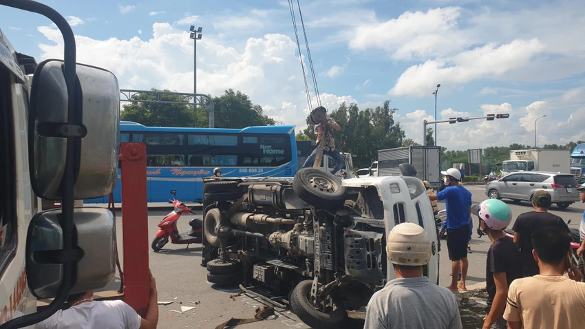 Tài xế và phụ xe sau đó bung cửa, thoát ra ngoài và chỉ bị xây xát nhẹ. Ảnh: NT Tài xế và phụ xe sau đó bung cửa, thoát ra ngoài và chỉ bị xây xát nhẹ. Ảnh: NT