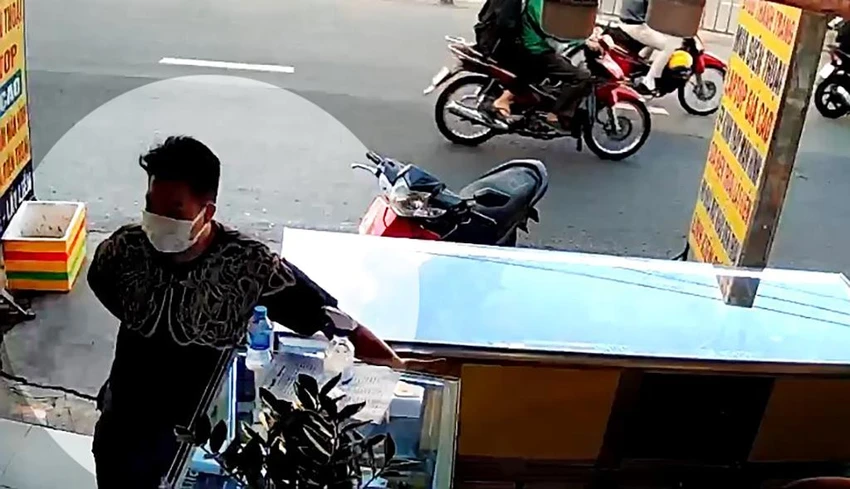 Tranh thủ lúc chủ cửa hàng không chú ý, người này lấy đi bốn điện thoại iPhone. Ảnh chụp từ clip Tranh thủ lúc chủ cửa hàng không chú ý, người này lấy đi bốn điện thoại iPhone. Ảnh chụp từ clip