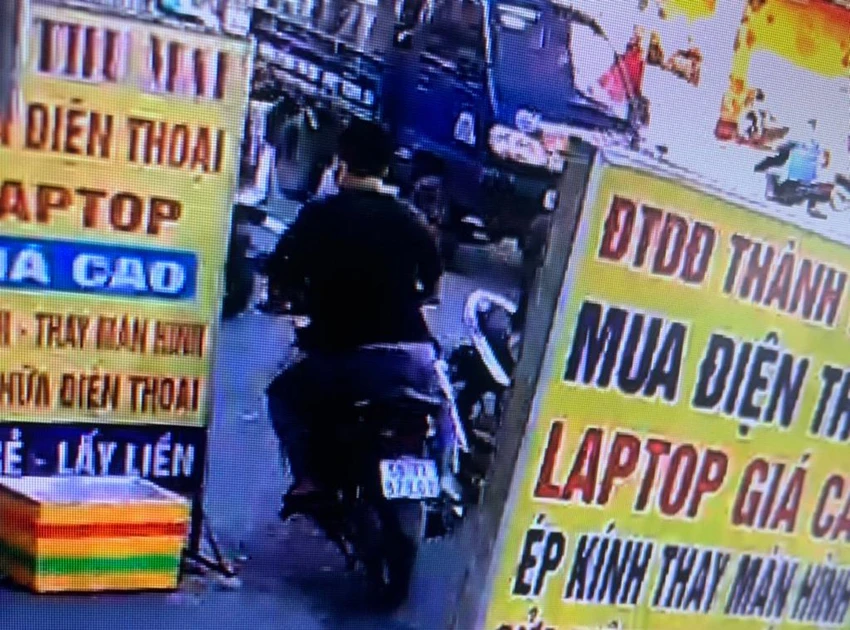 Người này sau đó chạy ngược chiều trên đường Trường Chinh. Ảnh chụp từ clip Người này sau đó chạy ngược chiều trên đường Trường Chinh. Ảnh chụp từ clip
