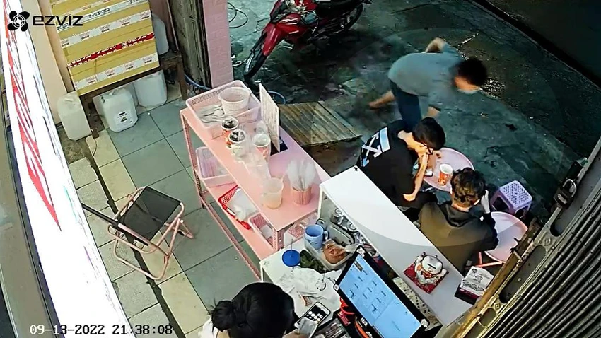 Nam thanh niên vờ mua trà sữa để cướp giật điện thoại của khách. Ảnh chụp từ clip Nam thanh niên vờ mua trà sữa để cướp giật điện thoại của khách. Ảnh chụp từ clip