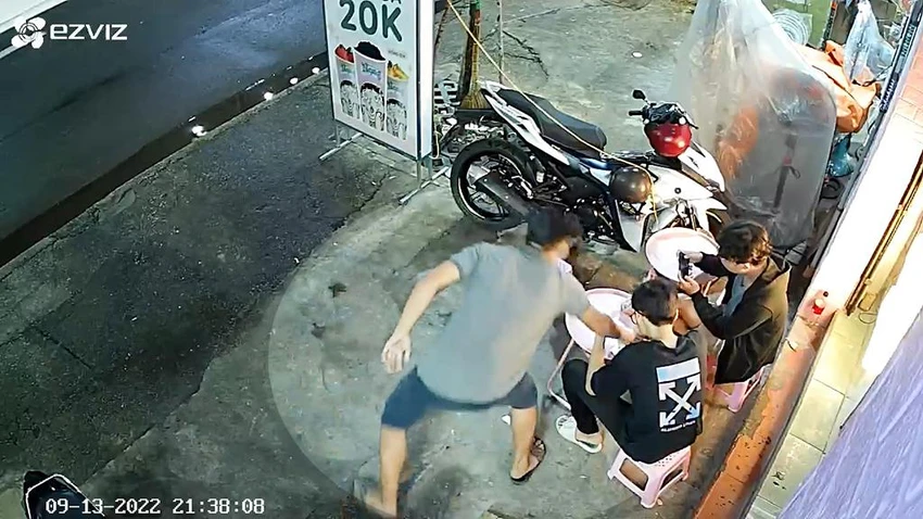 Trước khi ra tay cướp giật, người này đã quan sát, canh chừng khá lâu. Ảnh chụp từ clip Trước khi ra tay cướp giật, người này đã quan sát, canh chừng khá lâu. Ảnh chụp từ clip
