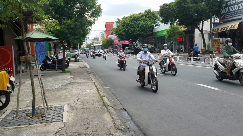 Khu vực xảy ra vụ việc là tuyến đường rộng, có nhiều phương tiện qua lại. Ảnh: HT Khu vực xảy ra vụ việc là tuyến đường rộng, có nhiều phương tiện qua lại. Ảnh: HT