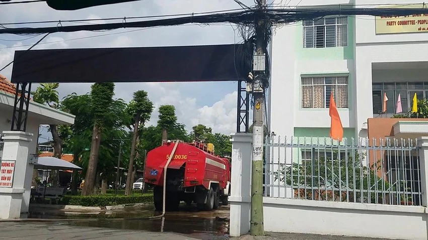 Cảnh sát PCCC sau đó điều xe cứu hỏa tới dập lửa. Ảnh: HT Cảnh sát PCCC sau đó điều xe cứu hỏa tới dập lửa. Ảnh: HT