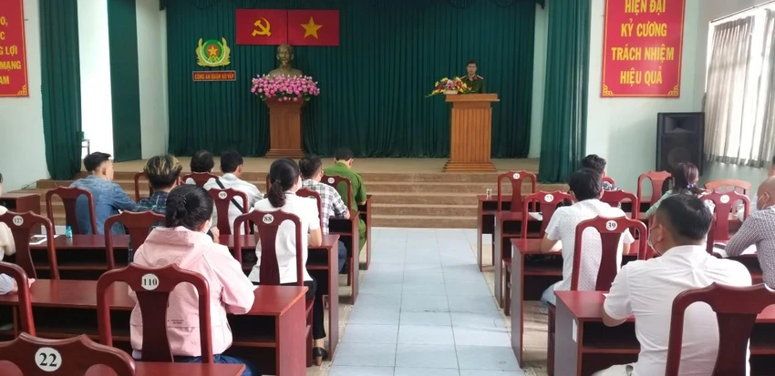 Công an quận Gò Vấp, mời chủ của các cơ sở kinh doanh dịch vụ ăn uống, karaoke bị đình chỉ, tạm đình chỉ hoạt động trên địa bàn tới ký các cam kết. Ảnh: CA