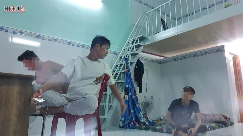 Bùi Hoàng Hiệp tại ngôi nhà trọ trên đường HT44, quận 12 trao đổi với Bách về việc vượt biên sang Capuchia làm "việc nhẹ lương cao". Ảnh: YT Bùi Hoàng Hiệp tại ngôi nhà trọ trên đường HT44, quận 12 trao đổi với Bách về việc vượt biên sang Capuchia làm "việc nhẹ lương cao". Ảnh: YT