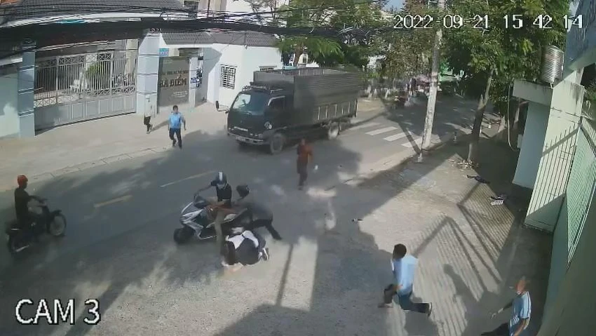 Nữ sinh bị một trong hai thanh niên quật ngã để cướp điện thoại. Ảnh chụp từ clip Nữ sinh bị một trong hai thanh niên quật ngã để cướp điện thoại. Ảnh chụp từ clip