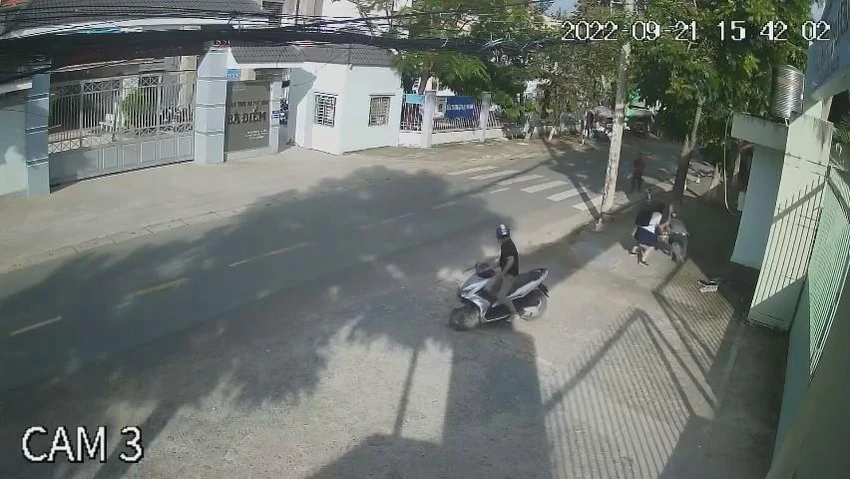 Hai người đàn ông sau đó tẩu thoát. Ảnh chụp từ clip Hai người đàn ông sau đó tẩu thoát. Ảnh chụp từ clip