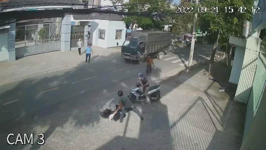 Nữ sinh bị người này quật ngã xuống đường. Ảnh chụp từ clip Nữ sinh bị người này quật ngã xuống đường. Ảnh chụp từ clip