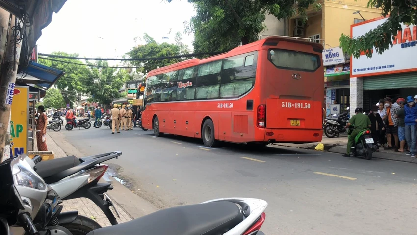 Sau va chạm, người đàn ông té xuống đường và bị xe khách cán tử vong. Ảnh: HT Sau va chạm, người đàn ông té xuống đường và bị xe khách cán tử vong. Ảnh: HT