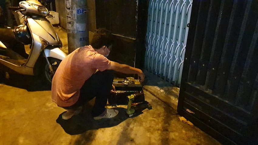 Cảnh sát cũng đưa Thạch đến căn nhà được thuê lại trong hẻm đường Hương Lộ 2, phường Bình Trị Đông A, quận Bình Tân để khám xét. Ảnh: NT Cảnh sát cũng đưa Thạch đến căn nhà được thuê lại trong hẻm đường Hương Lộ 2, phường Bình Trị Đông A, quận Bình Tân để khám xét. Ảnh: NT