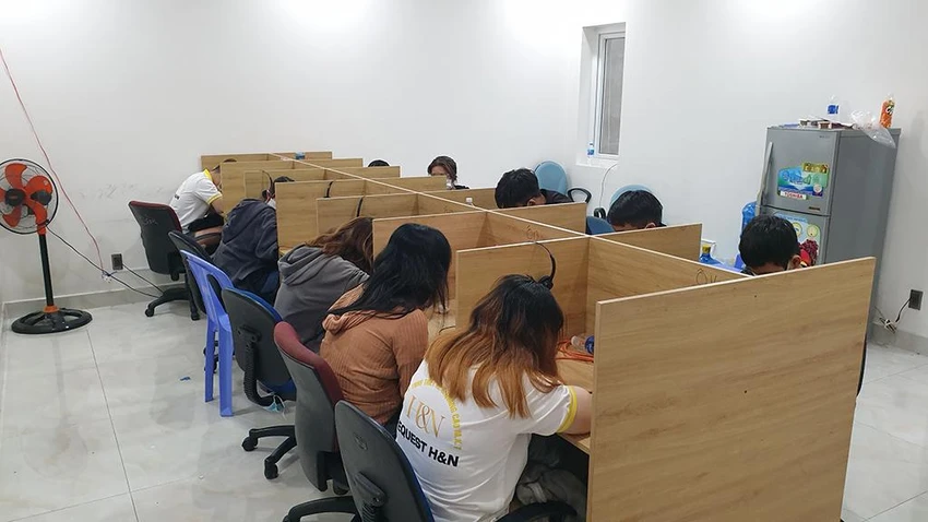 Khoảng 82 người đều trong độ tuổi rất trẻ bị tạm giữ hành chính. Họ được trả công từ 8 đến 10 triệu đồng/ tháng. Đến rạng sáng ngày 27-9, Công an vẫn đang sàng lọc, lấy lời khai với những người này để xác định vai trò trong đường dây. Ảnh: NT Khoảng 82 người đều trong độ tuổi rất trẻ bị tạm giữ hành chính. Họ được trả công từ 8 đến 10 triệu đồng/ tháng. Đến rạng sáng ngày 27-9, Công an vẫn đang sàng lọc, lấy lời khai với những người này để xác định vai trò trong đường dây. Ảnh: NT