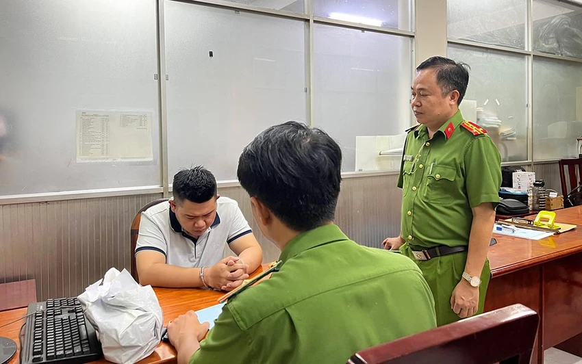 Thạch khai sử dụng giấy CCCD của Trần Kiều Quốc Dũng (24 tuổi, ngụ tỉnh Ninh Thuận) để thuê lại căn nhà với giá 55 triệu đồng/ tháng. 82 người được tuyển dụng về làm việc tại tầng 1 đến tầng 3 căn nhà. Hằng ngày, Thạch sẽ cung cấp danh sách nhiều cá nhân (họ tên, số điện thoại, địa chỉ) và kịch bản được soạn sẵn để liên lạc tư vấn, lừa đảo. Ảnh: NT Thạch khai sử dụng giấy CCCD của Trần Kiều Quốc Dũng (24 tuổi, ngụ tỉnh Ninh Thuận) để thuê lại căn nhà với giá 55 triệu đồng/ tháng. 82 người được tuyển dụng về làm việc tại tầng 1 đến tầng 3 căn nhà. Hằng ngày, Thạch sẽ cung cấp danh sách nhiều cá nhân (họ tên, số điện thoại, địa chỉ) và kịch bản được soạn sẵn để liên lạc tư vấn, lừa đảo. Ảnh: NT