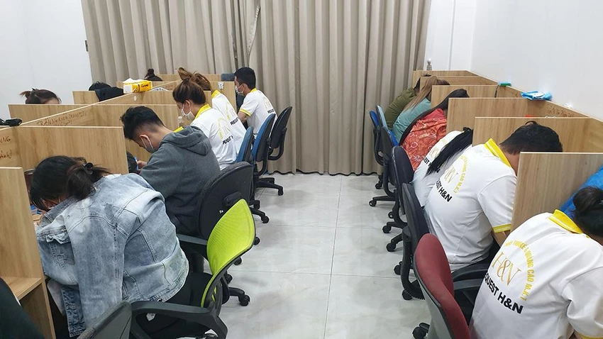 Trước đó, chiều ngày 26-9, Công an quận Tân Phú phối hợp với phòng PC02, Phòng PA05 ập vào ngôi nhà 4 tầng ở số 48 Trần Quang Quá, phường Hiệp Tân bắt quả tang 82 người đang dùng thiết bị viễn thông gọi điện lừa đảo người dân. Ảnh: NT Trước đó, chiều ngày 26-9, Công an quận Tân Phú phối hợp với phòng PC02, Phòng PA05 ập vào ngôi nhà 4 tầng ở số 48 Trần Quang Quá, phường Hiệp Tân bắt quả tang 82 người đang dùng thiết bị viễn thông gọi điện lừa đảo người dân. Ảnh: NT